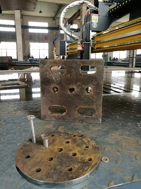 路灯出产厂家用壹号娱乐数控等离子切割机现场切割的工件