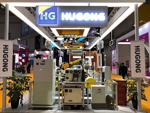 进博会首日壹号娱乐意大利CEA展位展品机械人焊接系统