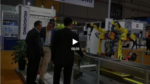 进博会首日壹号娱乐意大利CEA展位参观者关注机械人焊接系统